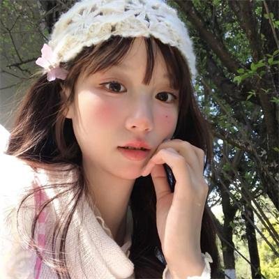 戴流苏耳环的少女